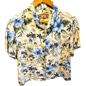 Caribbean Joe crop Hawaiian shirt with blue floral pattern. Size medium